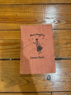(685) MARY POPPINS VINTAGE BOOK